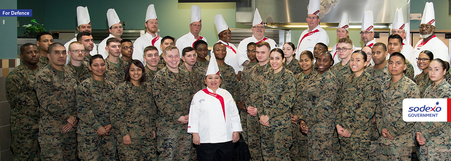 Group d'hommes et de femmes militaires accompagnés de chefs sodexo