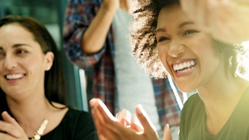 Deux femmes sourient et applaudissent