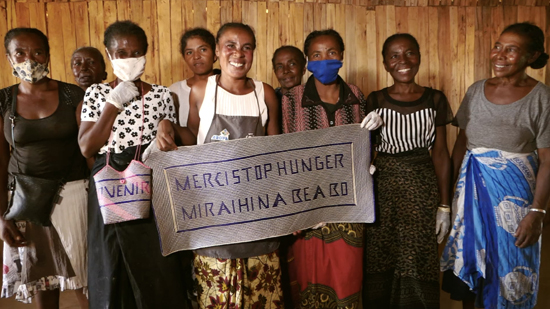 Femmes portant une bannière, remerciant Stop Hunger