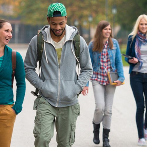 Étudiants marchant sur un campus